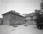 Achtergevel en speelplein van de Hervormde Gemeenteschool voor basisonderwijs.
              <br/>
              Het Utrechts Archief, 1980